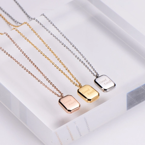 Collana Con Pendente A Targhetta Quadrata Acciaio Inossidabile 316L Incisa Good Luck Lucidatura A Specchio Minimalista Donna