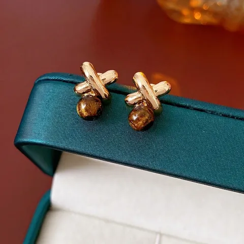 Boucles D'oreilles Puces Géométriques Rétro Forme X Alliage Plaqué Or Perle Résine Marron Avec Tige En Argent 925 Pour Femmes