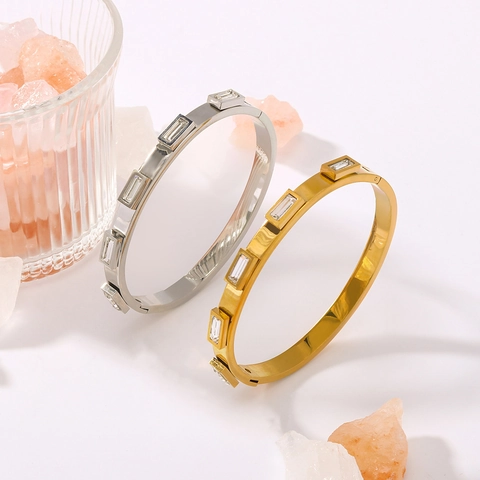 Bracciale Rigido In Acciaio Inossidabile Placcato Oro 18K Da Donna Minimalista Con Zirconia Cubica Rettangolare Intarsiata