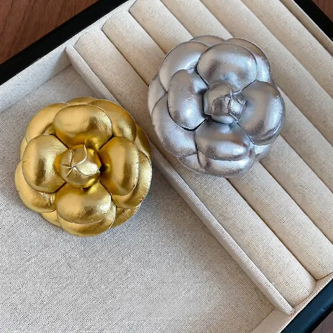 Elegante Spilla Fiore Di Camelia Ecopelle Pin Floreale 3D Gioielli Per Donna Accessori Per Abito Cappotto