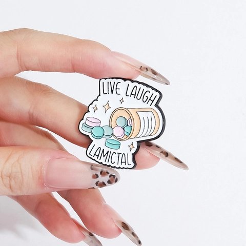 Spille Smaltate Salute Mentale Divertente Flacone Pillole Divano Ansia Finestra Pop-up Spilla in Lega per Zaino Giacca Decorazione Gioielli