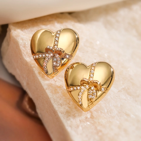 Eleganti Orecchini A Lobo A Cuore Rame Placcato Oro 18K Zirconi Strass Trama Martellata Fiocco Gioielli Per Donna