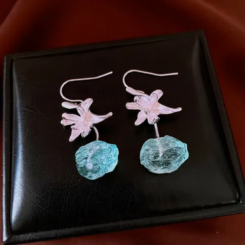 Bloemenoorbellen Met Harsen Bloembladen En Zilveren Oorbelpost Elegante Mode Sieraden Voor Dames