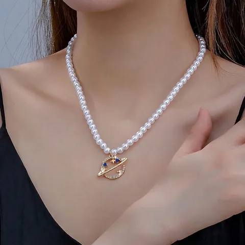 Collar con Colgante de Planeta Saturno de Aleación y Perlas Artificiales para Mujer Joyas de Diamantes de Imitación Celestiales