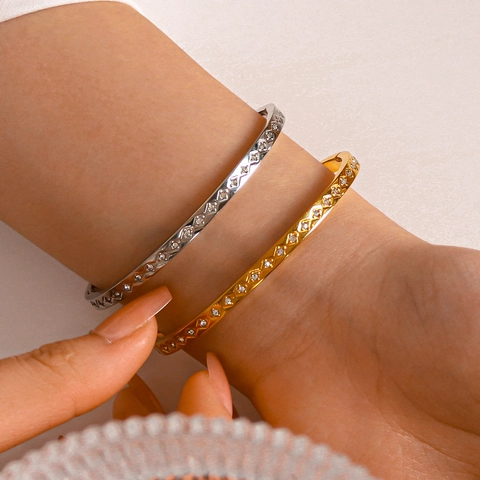Bracciale Rigido Moda Acciaio Inossidabile Placcato Oro 18K Zircone Intarsiato Motivo Rombo Chiusura Donna