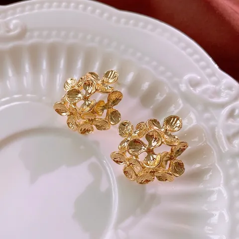 Vintage Flower Cluster Stud Earrings With Silver Earring Post Alloy Hammered Texture Chic Niche Jewelry For Women