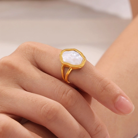 Anello Vintage Francese Con Conchiglia Bianca Irregolare In Acciaio Al Titanio Placcato Oro 18K Anello Geometrico Regolabile