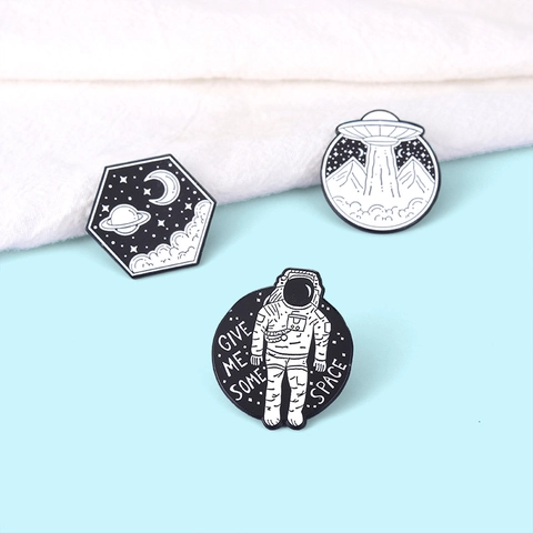 Ruimte Thema Legering Emaille Pin Minimalistisch Zwart Wit Astronaut UFO Planeet Broche Voor Kleding Rugzak Decoratie Accessoires