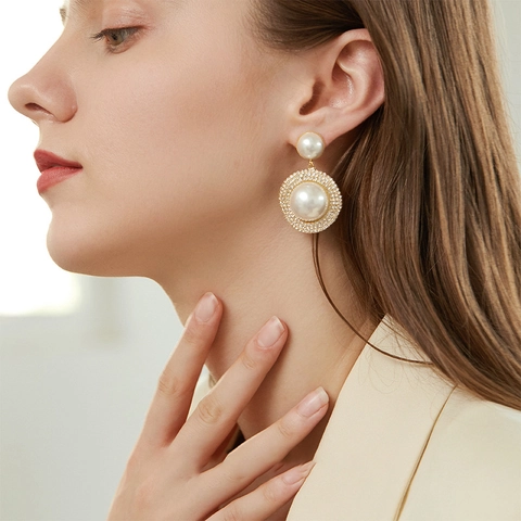 Orecchini Pendenti Tondi In Finta Perla Artificial Con Strass E Perno In Argento Sterling 925 Per Donna