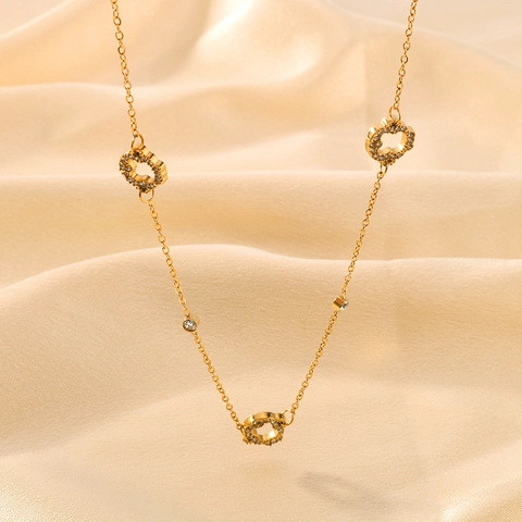 French Retro Round Hollow Rhinestone Necklace 18K Gold Plated Stainless Steel Geometric Jewelry For Women