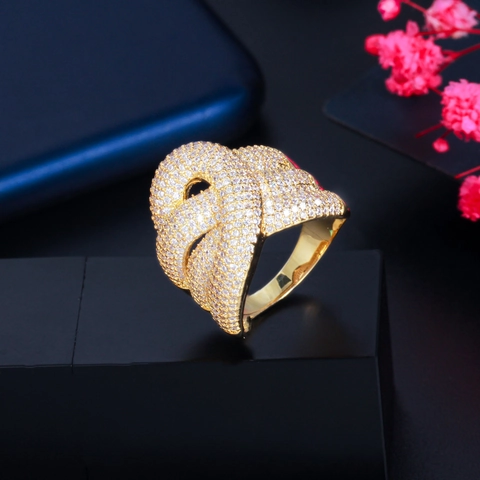 Lussuoso Anello Aperto in Rame con Zirconia AAA Micro Pave Design Incrociato Geometrico Regolabile Gioielli da Donna
