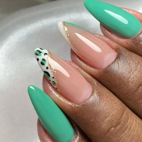 Amandel Press On Nagels Lang Mintgroen Luipaardpatroon Frans Ontwerp Met Gouden Glitters Glanzende Hars Kunstnagels Voor Vrouwen