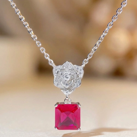 Collana con Pendente a Forma di Fiore di Camelia in Argento Sterling S925 per Donna Gemma Quadrata di Rubino Sintetico con Strass