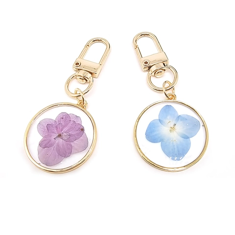 Pastoral Style Natural Dried Forget-Me-Not Flower Keychain Resin Casting Gold Round Pendant Keychain Accessory For Women