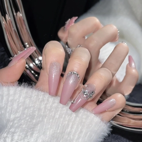 Handgefertigte Press On Nails Pink Silber Farbverlauf Katzenauge Straßstein Metall Schmetterling Sargform Luxus Maniküre