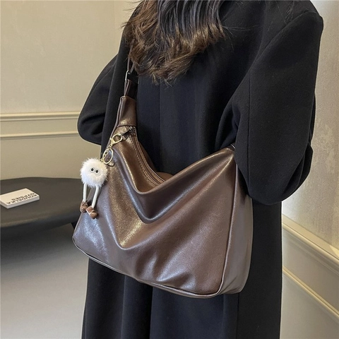 Borsa Hobo Da Donna In Morbida Pelle PU Grande Capacità Borsa Tracolla Retrò Con Ciondolo Mostro Di Peluche