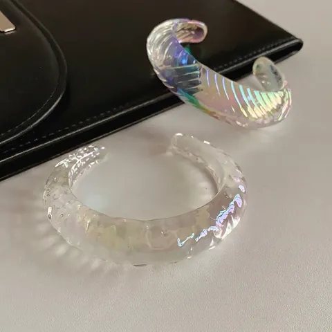 Irisierender Acryl Armreif Unregelmäßige Geometrische Wellentextur Minimalistischer Moderner Transparenter Ästhetischer Handschmuck