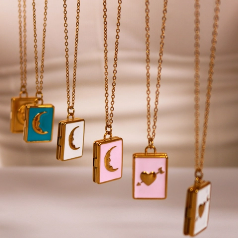 Collana In Acciaio Inossidabile Placcato Oro 18K Smalto Cuore Luna Libro Pendente Gioielli Per Donne Stile Retro