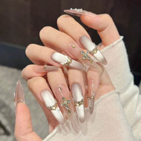 Handgefertigte Press On Nails Stiletto Cat Eye Silber Mit Strass Künstliche Perlen Metallkreuz Elegante Künstliche Fingernägel