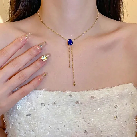 Elegante Collana Tono Oro Con Gemma Blu Rettangolare E Ciondolo Con Nappa Di Strass Per Donna Alla Moda