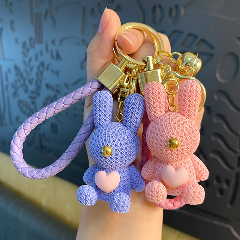 Süßer Harz Cartoon Hase Schlüsselanhänger Mit Strickstruktur Rosa Herz Handschlaufe Glocke Tieranhänger Für Taschen Und Autos