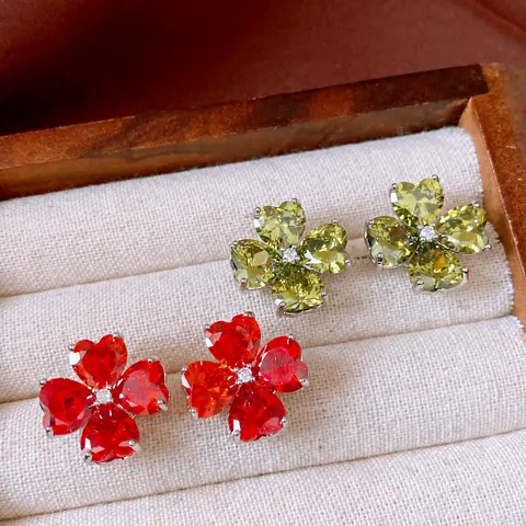 Elegante Zirconia Bloem Oorknopjes Voor Vrouwen Hartvormige Koperen Sieraden Met Zilveren Stift Elegante Accessoires Voor Banket Feest