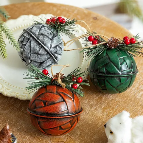 Kerstbellen Hangende Ornamenten Retro IJzer Textuur Met Dennennaalden Rode Bessen Dennenappels Voor Kerstboom