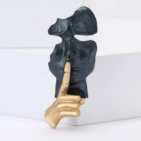 Creative Abstract Face Silence Is Golden Brooch Artistic Gesture Mask Pin Alloy Enamel Corsage For Men Women Sweater Jewelry Accessory