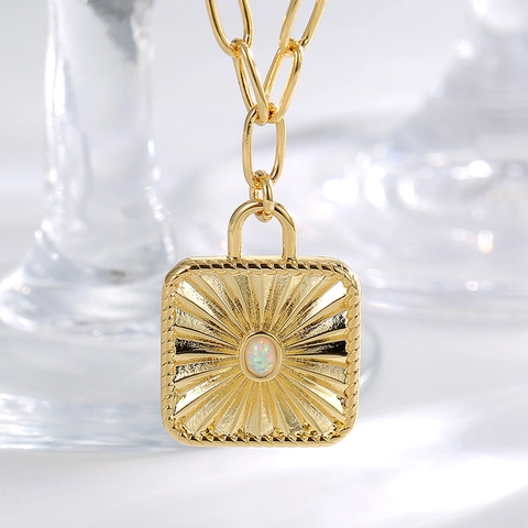 Collier Pendentif Carré Motif Solaire en Laiton Vintage Plaqué Or 18K pour Femme avec Opale Artificielle et Zirconia