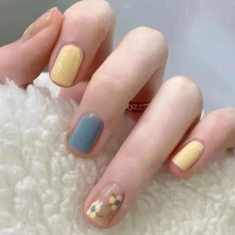 Kurze Quadratisch-Runde Press On Nägel Glänzende Gelb Blaue Florale Künstliche Falsche Nägel Für Frauen Süßer Frischer Stil