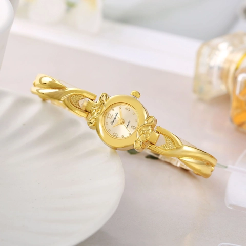Women Fashion Gold Alloy Quartz Watch Elegant Bracelet Wristwatch With Heart Pendant Hollow Carved Ladies Fashion Jewelry