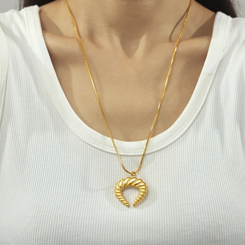 Retro Französische Croissant Horn Anhänger Halskette Für Damen Titanstahl 18K Vergoldet Gewinde Mond Schlangenkette Halskette Schmuck