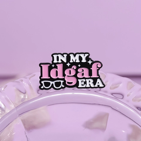 Broche de Aleación de Esmalte Creativo Personalizado In My Era Slogan Cowgirl Cozy Delulu Idgaf Bookish Insignias Para Ropa Bolsos