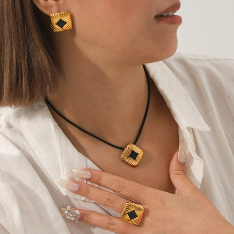 Vintage Geometrische Vierkante Ketting En Ring Voor Dames Roestvrij Staal 18K Verguld Ripple Textuur Zwarte Emaille Inlay Sieraden