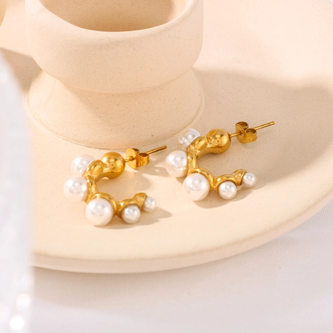 Orecchini A Lobo Con Künstliche Perle A Forma Di C In Acciaio Inossidabile Placcato Oro 18K Design Di Nicchia Gioielli Vintage Da Donna