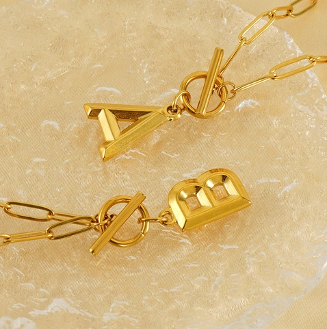 Collar Letra Inicial Chapado En Oro 18K Acero Inoxidable Cadena Paperclip Cierre Toggle Joyería Para Mujer