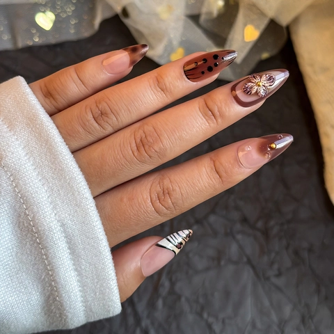 Karamelbruine Lange Amandel Press On Nagels Franse 3D Bloem Zebra Luipaardpatroon Vergulde Kunstnagels