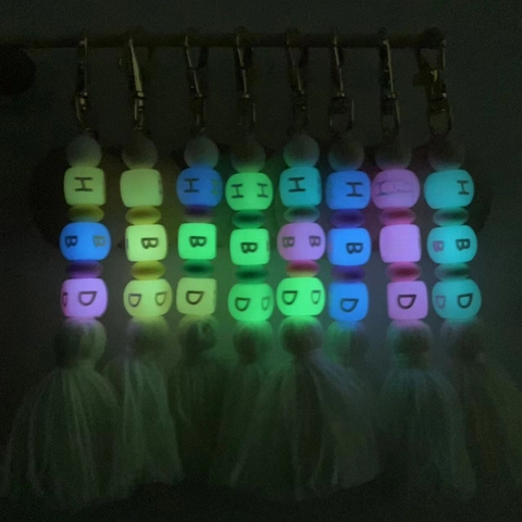 Llavero Que Brilla En La Oscuridad Cuentas De Alfabeto De Silicona Fluorescente Disco De Madera Borla Amuleto De Bolsa Boho Regalo