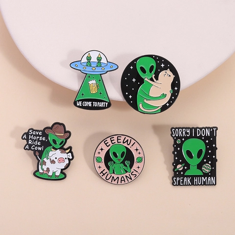 Divertido Broche de Esmalte Extraterrestre Pin OVNI Extraterrestre Abraza Gato Monta Vaca Vaquero Dibujos Animados Insignia de Metal para Decoración de Ropa Bolsa Regalo