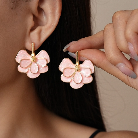 Roze Bloem Emaille Oorbellen Legering Met 925 Sterling Zilveren Oorknopjes Zoet Elegant Mode Voor Vrouwen