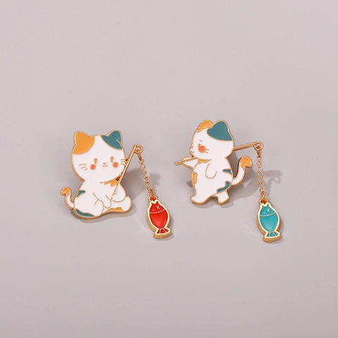 Spilla In Smalto Gatto Cartone Animato Pesca Pin In Metallo Lega Con Ciondolo Pesce Pendente Accessorio Animale Kawaii Per Borse