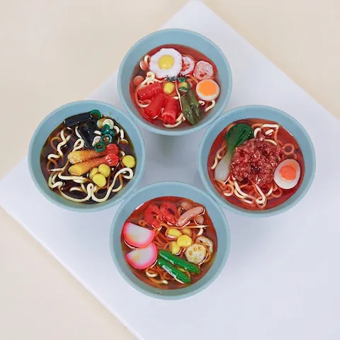 Realistische Simulation Ramen Nudelschale Miniatur Schlüsselanhänger PVC Kunststoff Mini Lebensmittel Modell Puppenhaus Dekoration