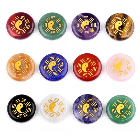 Natürlicher Edelstein Kristall Runde Scheibe Graviert Goldene Yin Yang Tai Chi Bagua Symbole Heilung Meditation Taschenstein