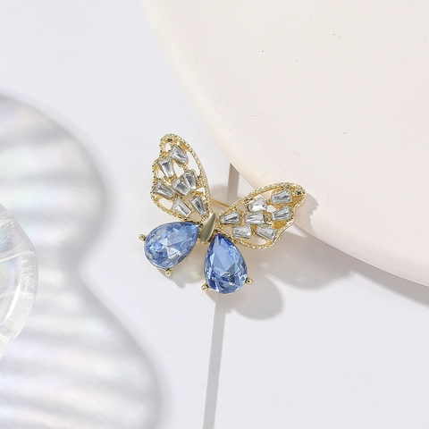 Farfalla Spilla Lega di Zinco Strass Vuoto Goccia d'Acqua Gemma Blu Oro Placcato Spilla Gioielli per Donne Quotidiano Banchetto
