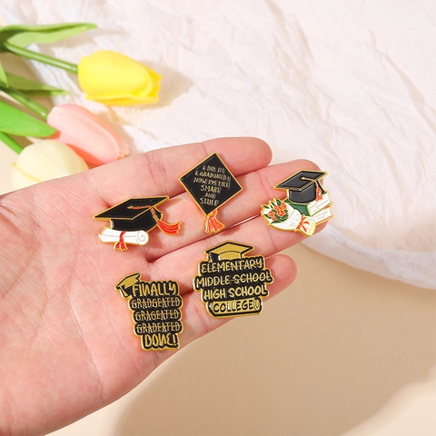 Set di Spille in Smalto per Stagione della Laurea in Lega Tocco Certificato Rosa Fiore Spilla da Bavero Souvenir Regalo per Studenti Laureati