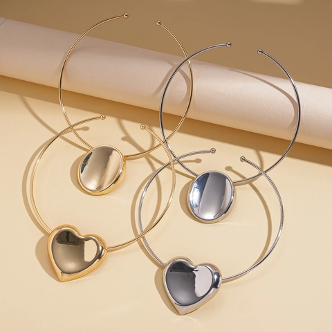 Minimalistisches Metallisches Choker Halsband Mit Poliertem Herz Und Ovalem Anhänger Für Damen Modeschmuck