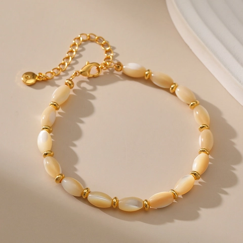 Bracelet Élégant En Cuivre Avec Künstliche Perles De Coquillage Naturelles Plqué Or 18K Design Irrégulier Minimaliste Femmes