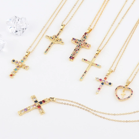 Collana Con Pendente A Croce E Cuore Religioso Rame Placcato Oro 18K Zirconia Cubica Colorata Gioielli Per Donna