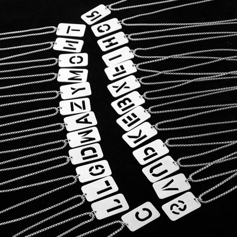 Collier Pendentif Lettre Évidée en Acier Inoxydable Hip Hop Bijoux Street Fashion Unisexe Chaîne de Pull Alphabet Minimaliste
