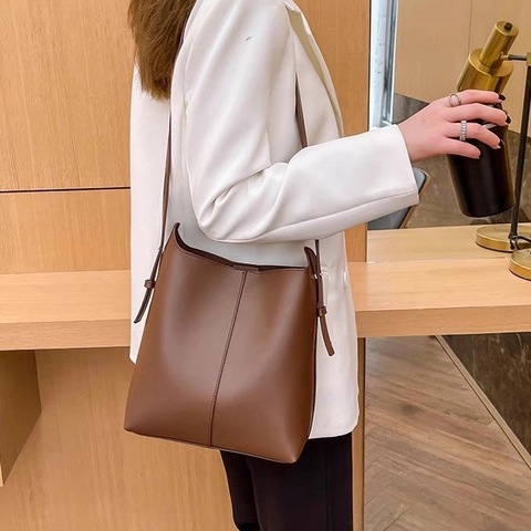 Minimalistische Bucket Bag Aus PU Leder Große Kapazität Schultertasche Mit Kaninchenanhänger Für Damen Alltag Vielseitig